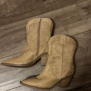Universal Thread Tan Jacey Ankle Boots
